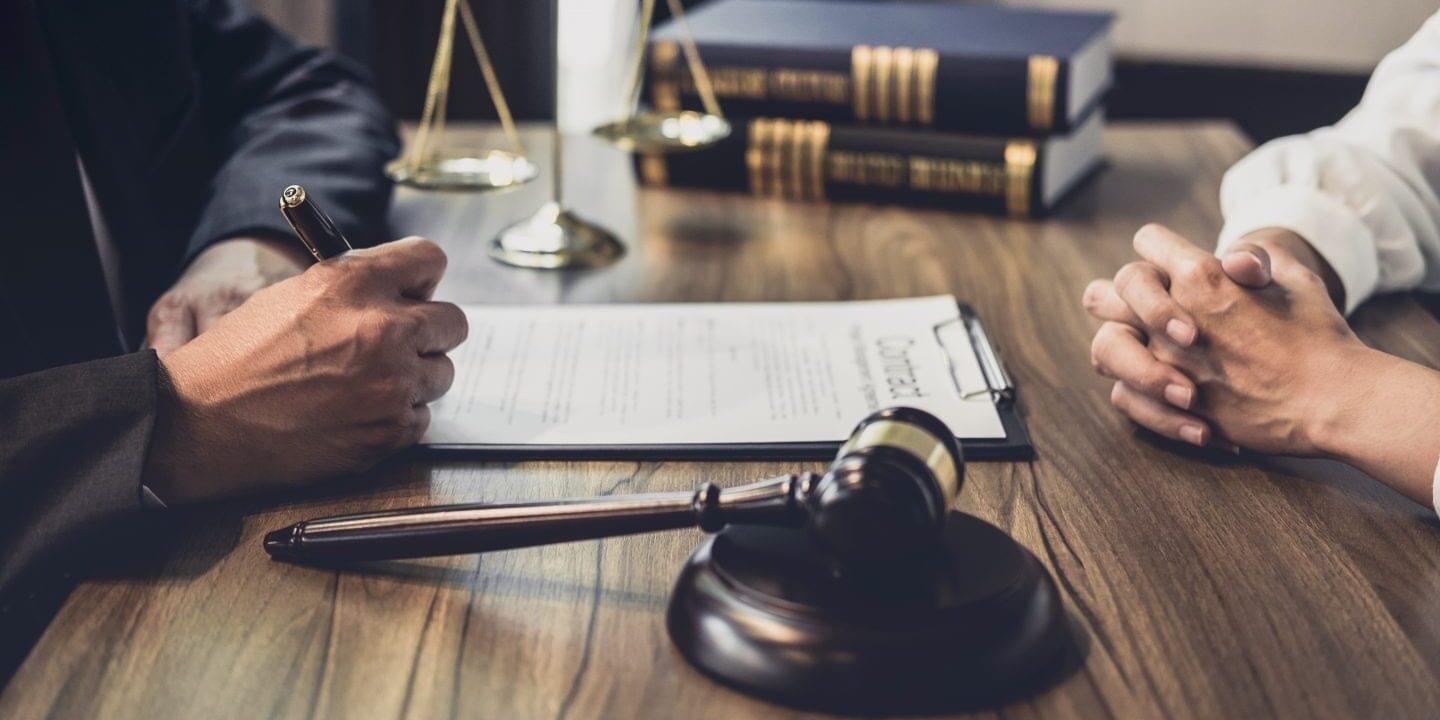 المحكمة الإدارية العليا قاعدة الغش يبطل التصرفات هي قاعدة سليمة ولو لم يجر بما نص خاص في القانون، وتقوم على اعتبارات لخلقية واجتماعية في محاربة الغش والخديعة والاحتيال، وعدم الانحراف عن جادة حسن النية الواجب توفره في التصرفات والإجراءات عموما